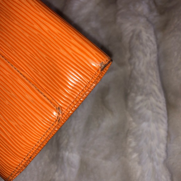 Authentic Vintage Louis Vuitton Epi leather wallet - Picture 5 of 7